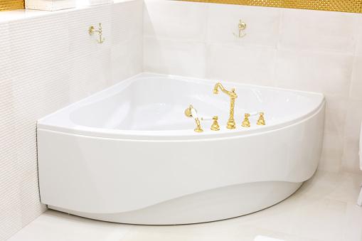 Corner bathtub