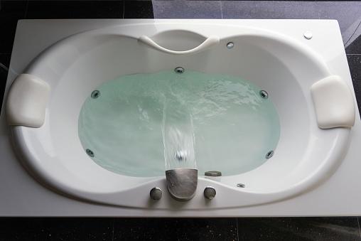 Jetted bathtub